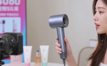 Laifen Föhn in Aktion bei einer Prime Day Präsentation mit ansprechendem Publikum und Beautyprodukten im Hintergrund.